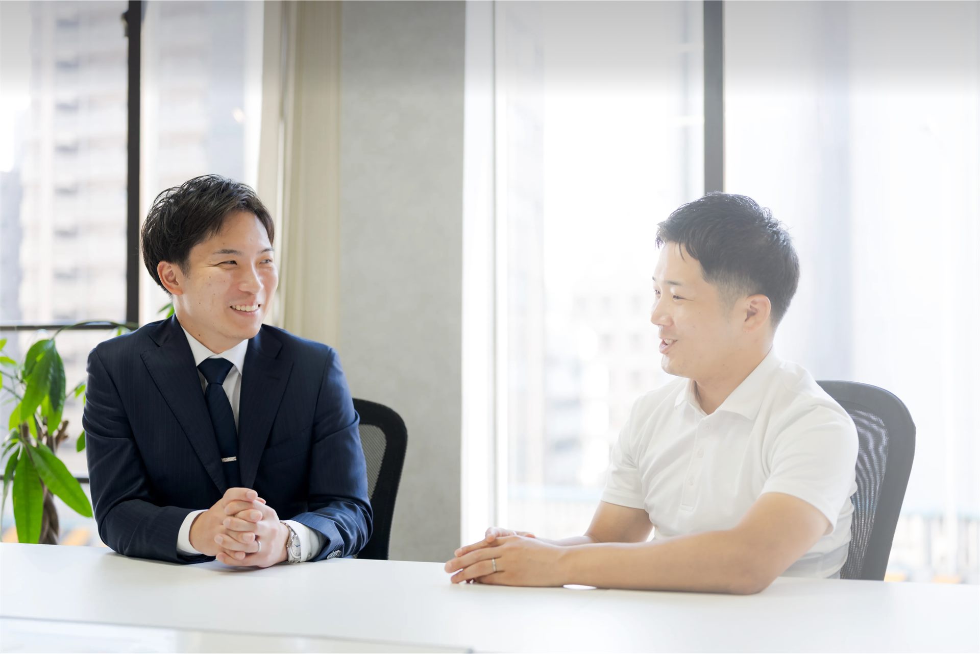 お客さまと並んで打ち合わせをする税理士